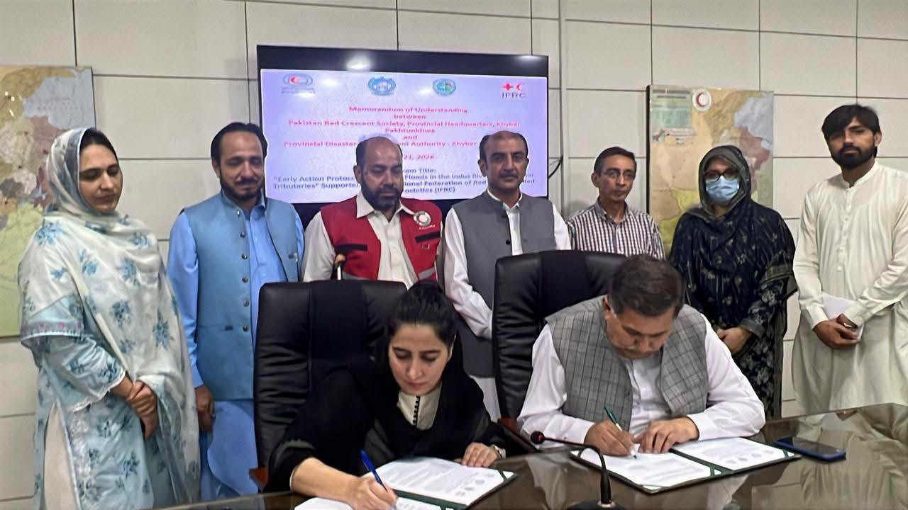 پشاور: پی ڈی ایم اے اور پاکستان ریڈ کریسنٹ کے درمیان مفاہمتی یادداشت پر دستخط، آفات سے نمٹنے کے اقدامات مزید مضبوط بنانے پر اتفاق