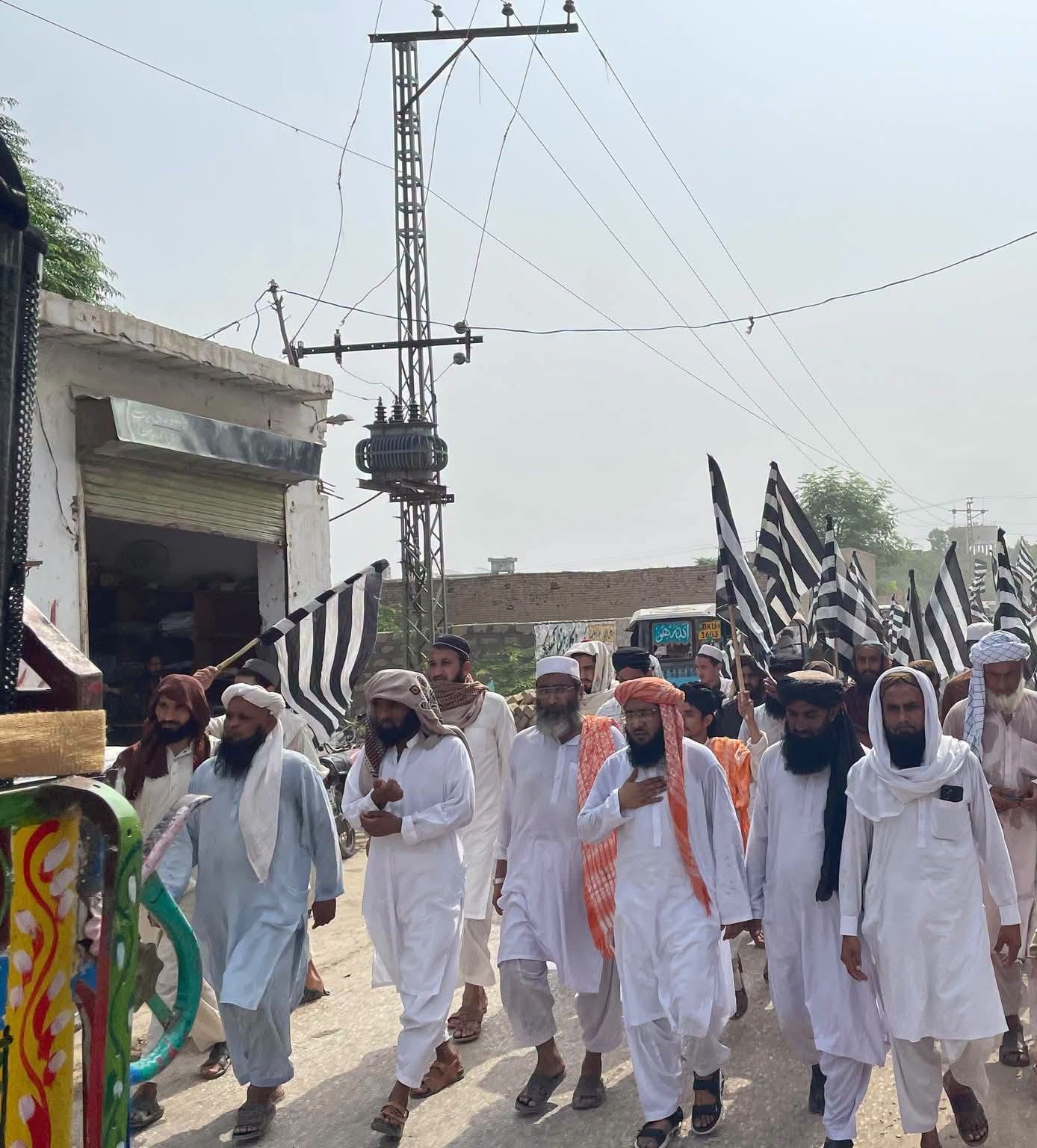 ڈیرہ اسماعیل خان: قاری عمیر فاروقی پر مبینہ اغوا کی کوشش کے خلاف احتجاج، مریالی موڑ ملتان روڈ بلاک