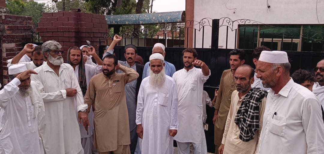کرک: غیر قانونی گولڈ مائننگ کے خلاف ترکی خیل عوام کا احتجاج، انڈس ہائی وے بند کرنے کی دھمکی