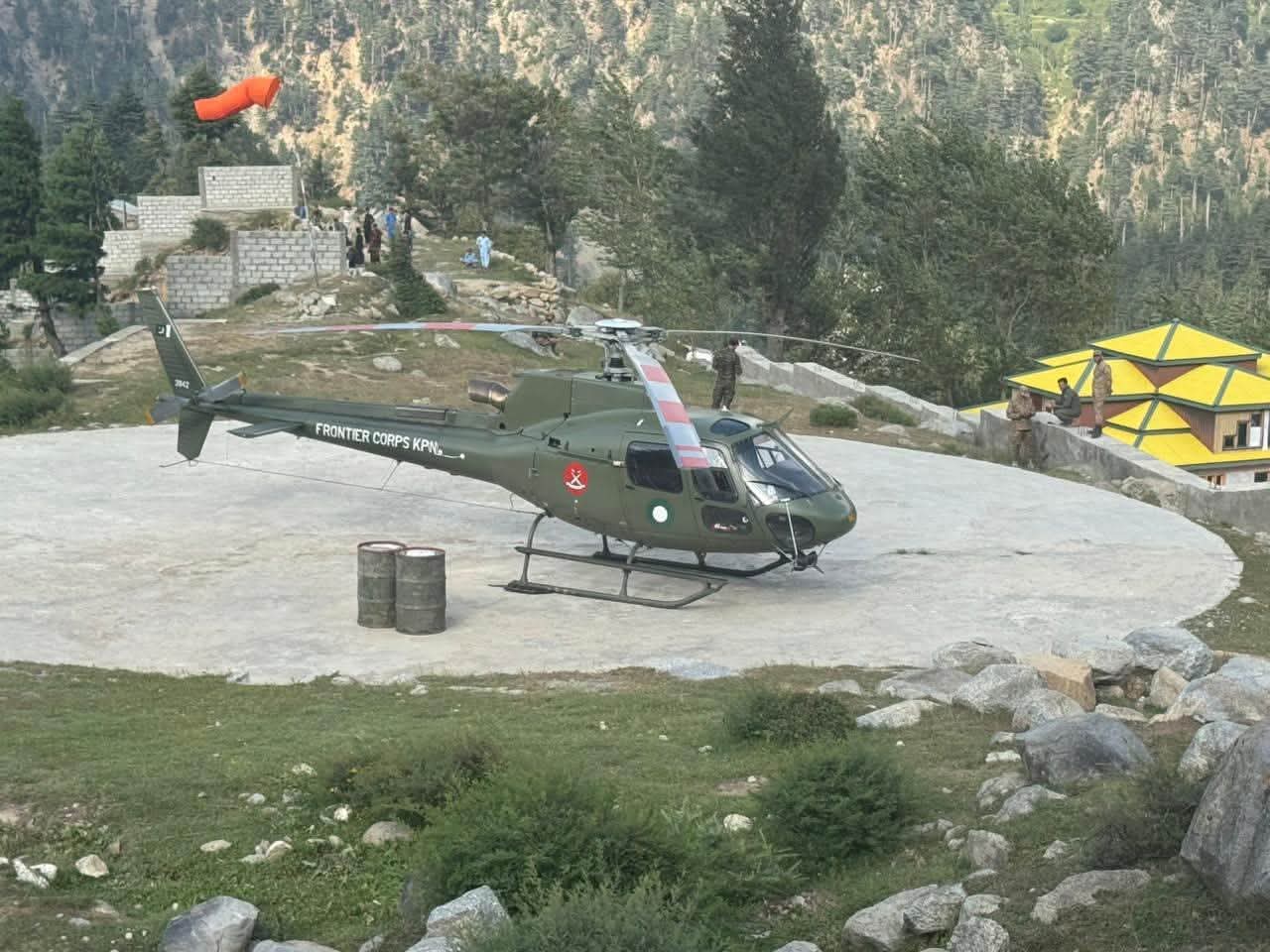 فلک سر: ہیلی کاپٹر کی 3 پروازوں کے بعد ریسکیو ٹیمیں بیس کیمپ پہنچ گئیں